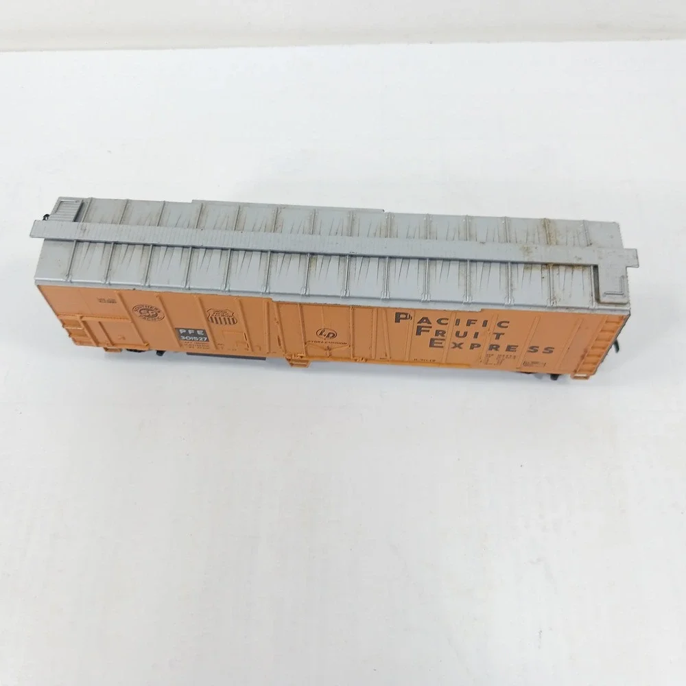 Pacific Fruit Express PFE 301527 HO Scale Refrigerator Car Orange SP UP